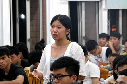 观众提问 摄记:廖群彬